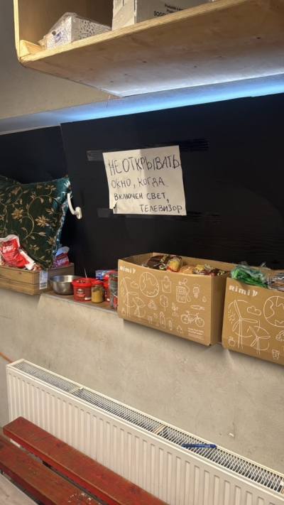 Uz palodzes kastes ar pārtiku un pie sienas norādījums krievu valodā nevērt vaļā logu