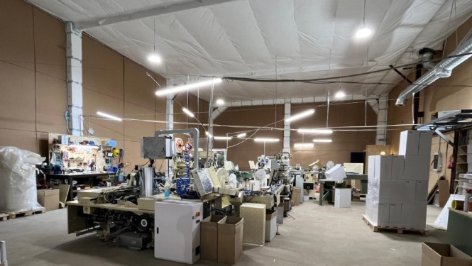 Plaša industriāla telpa ar dažādām ražošanas iekārtām