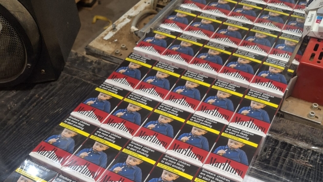 Daudz Marlboro markas cigarešu paciņas