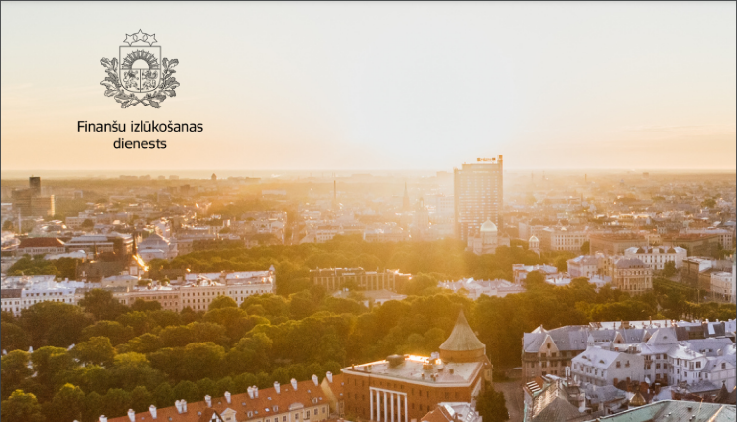 Rīgas centra ainava un Finanšu izlūkošanas dienesta ģerbonis
