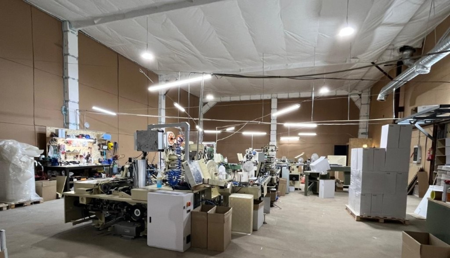 Plaša industriāla telpa ar dažādām ražošanas iekārtām