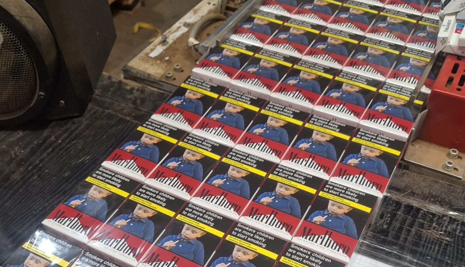 Daudz Marlboro markas cigarešu paciņas